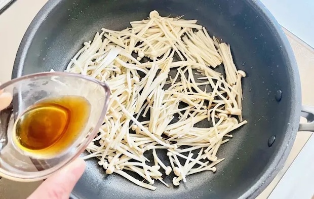 エノキに酒と醤油を加えている画像（撮影：エニママ）