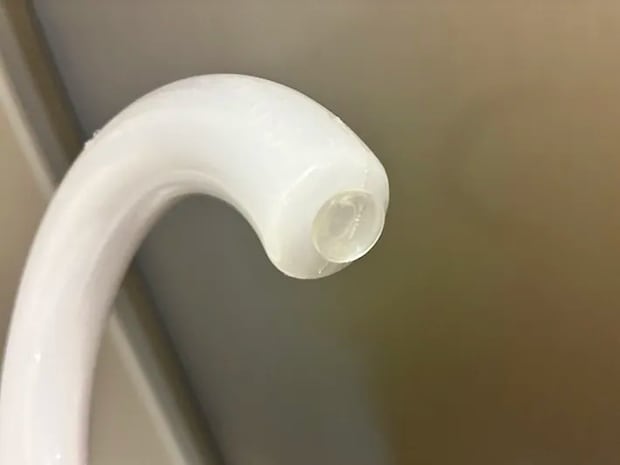 クッションゴムをつけた傘の取っ手の写真（撮影：grapeライフハック編集部）