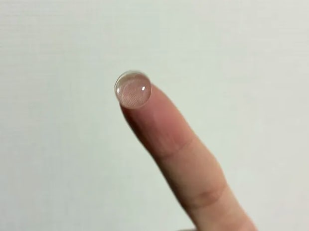 指に乗せたクッションゴムの写真（撮影：grapeライフハック編集部）