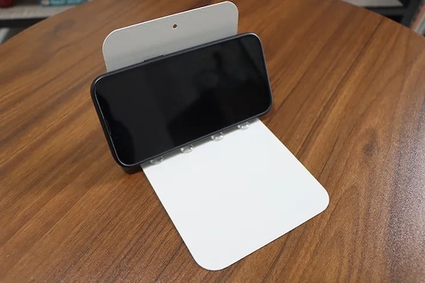 クッションゴムをつけたブックエンドに立てかけるスマホの写真（撮影：grapeライフハック編集部）