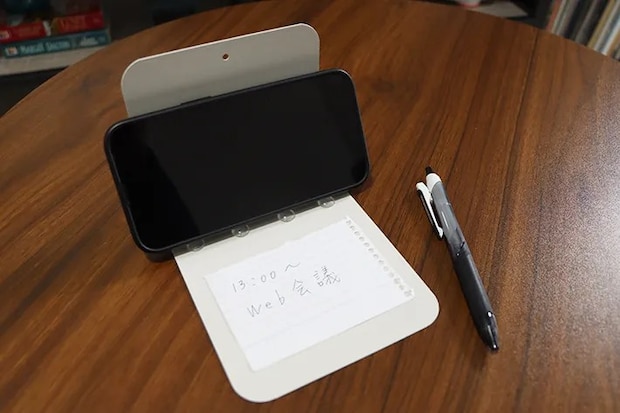 クッションゴムをつけたブックエンドに立てかけるスマホとメモの写真（撮影：grapeライフハック編集部）