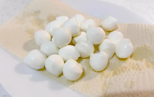 水気を切ったモッツァレラチーズの画像（撮影：エニママ）