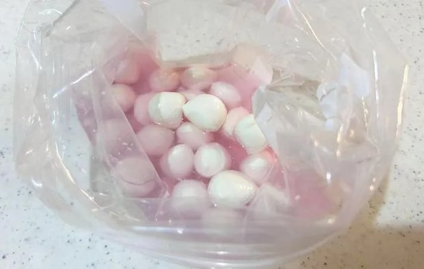 モッツァレラチーズに漬け液を注いだ画像（撮影：エニママ）