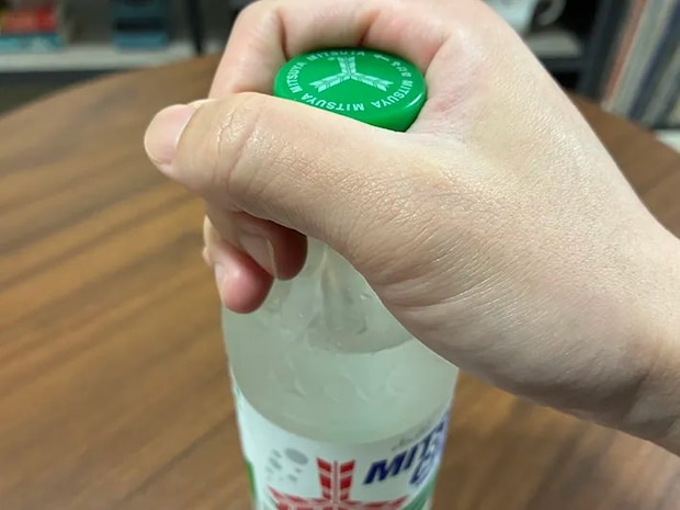 キャップを握った手の写真（撮影：grape編集部）