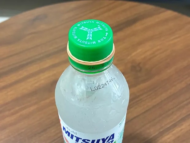 輪ゴムを巻いたキャップの写真（撮影：grapeライフハック編集部）