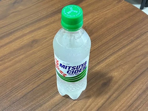 机に置かれた炭酸飲料の写真（撮影：grapeライフハック編集部）