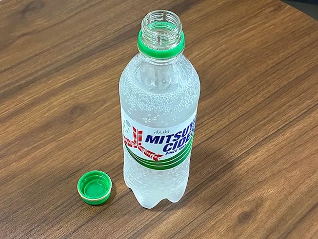 机に置かれた炭酸飲料の写真（撮影：grapeライフハック編集部）