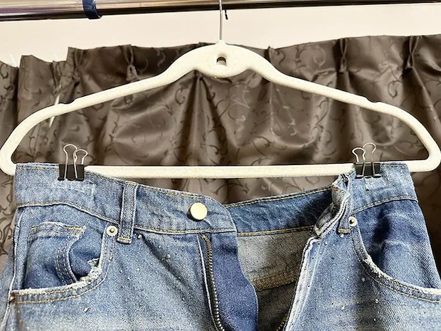 ダブルクリップをハンガーに挟み、ボトムを噛ませた画像（撮影：grapeライフハック編集部）