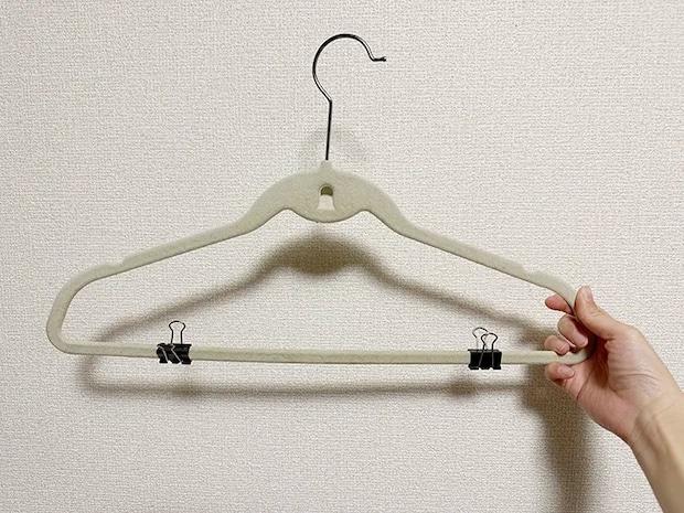 ダブルクリップをハンガーに挟んでいる画像（撮影：grapeライフハック編集部）