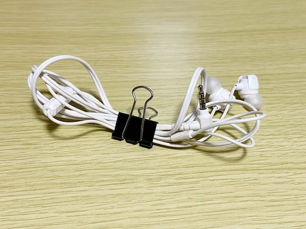 ダブルクリップをケーブルクリップとして活用している画像（撮影：grapeライフハック編集部）
