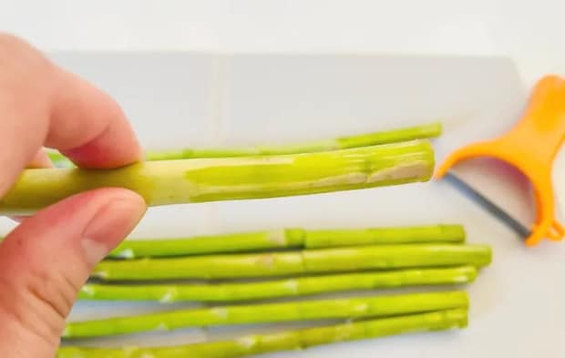 ピーラーで下部分を剥いた写真（撮影：エニママ）