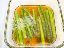 材料たった3つ！「電子レンジで柔らかくなるの？」夫が驚いたアスパラ簡単副菜