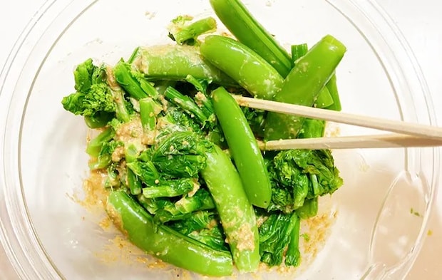 菜の花とスナップエンドウを加えて混ぜている画像（撮影：エニママ）