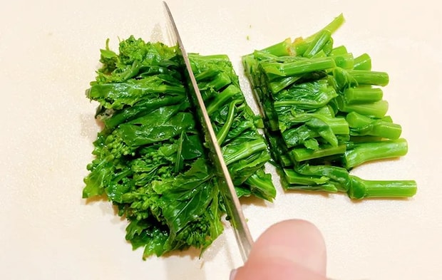 菜の花を切っている画像（撮影：エニママ）