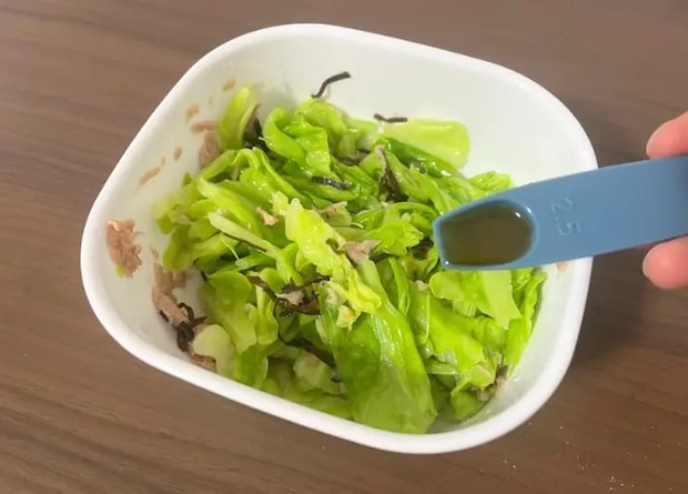 ごま油を入れている画像（撮影：エニママ）