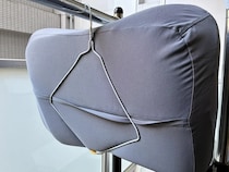 余ったハンガーを有効活用！　2本を使って、洗濯した枕を乾きやすくする方法