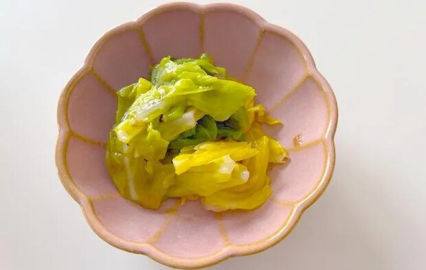 お皿に盛りつけた春キャベツの梅おかか和えの画像（撮影：エニママ）