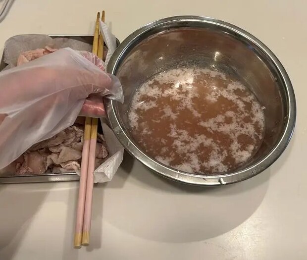 濁ったお湯の様子（撮影：grapeフード編集部）