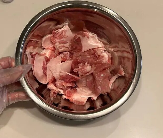 耐熱容器に入れた豚こま肉（撮影：grapeフード編集部）