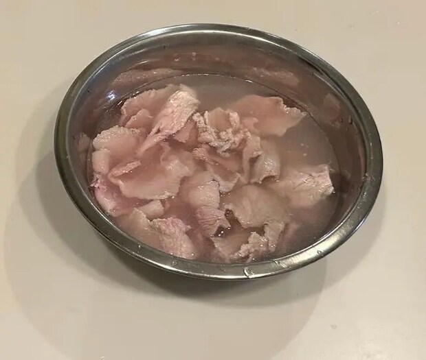 熱湯をかけた後の豚こま肉（撮影：grapeフード編集部）