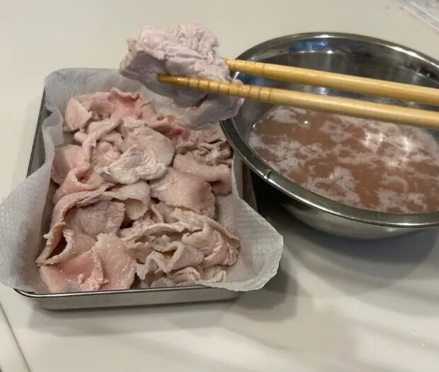 水気を切っている様子（撮影：grapeフード編集部）