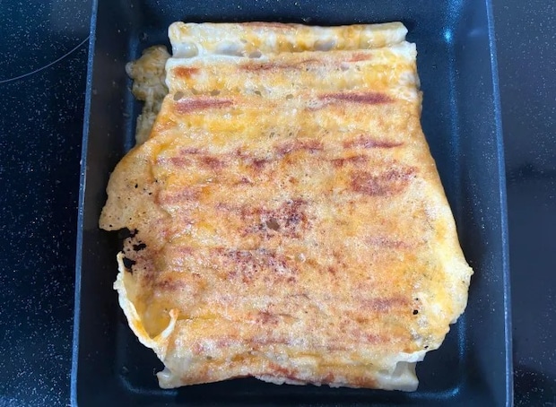 焼いたちくわを皿に取り出した画像（撮影：エニママ）
