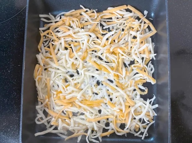 玉子焼き器にピザ用チーズを広げた画像（撮影：エニママ）