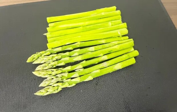 半分に切ったアスパラガスの画像（撮影：エニママ）