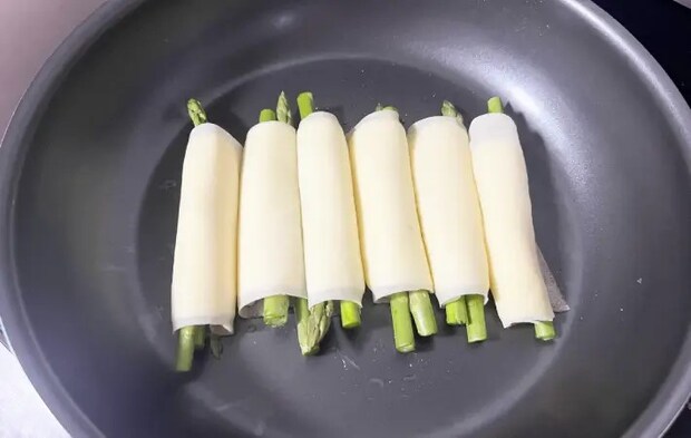 フライパンに春巻きを入れた画像（撮影：エニママ）