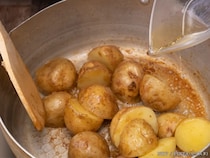 新ジャガをゆでる時、水？お湯？　大手スーパー直伝の「煮崩れしないコツ」
