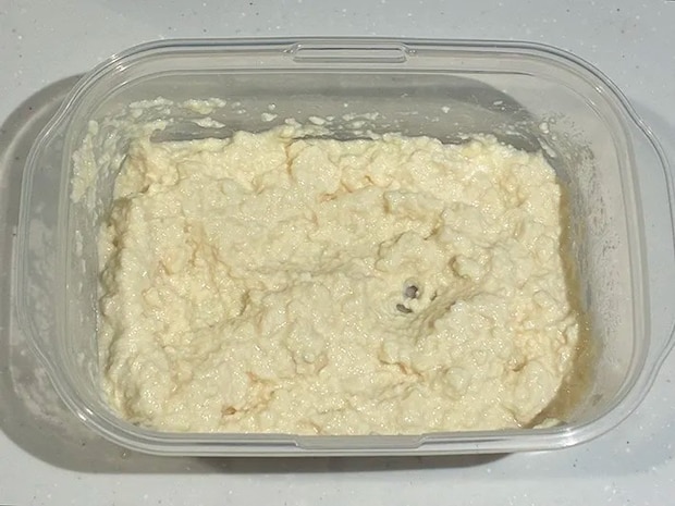 つぶした絹ごし豆腐を入れたタッパーの写真（撮影：grapeフード編集部）