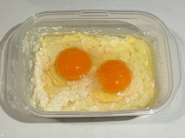 つぶした絹ごし豆腐や、卵を入れたタッパーの写真（撮影：grapeフード編集部）