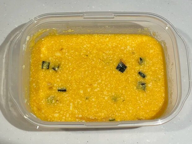 つぶした絹ごし豆腐や、卵、お吸い物の素を入れたタッパーの写真（撮影：grapeフード編集部）