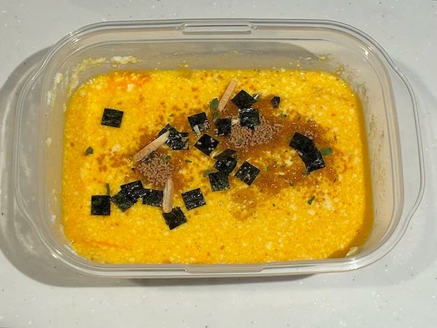 つぶした絹ごし豆腐や、卵、お吸い物の素を入れたタッパーの写真（撮影：grapeフード編集部）