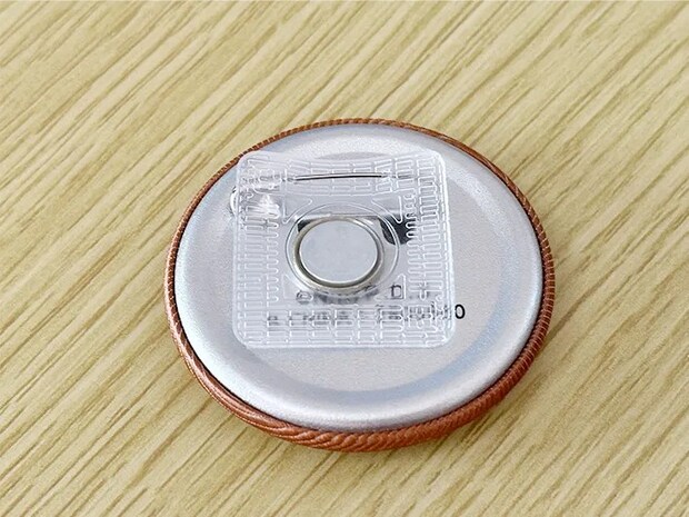 『隠しマグネット』に缶バッチを刺した画像（撮影：grapeライフハック編集部）