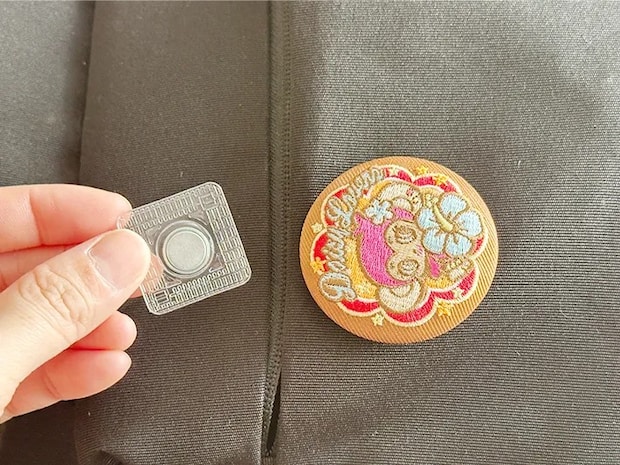 『隠しマグネット』で缶バッチをバッグにつけた画像（撮影：grapeライフハック編集部）
