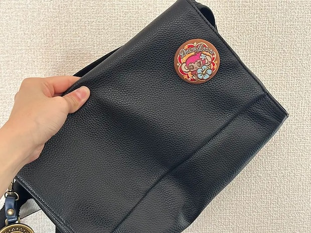 『隠しマグネット』で缶バッチをバッグにつけた画像（撮影：grapeライフハック編集部）