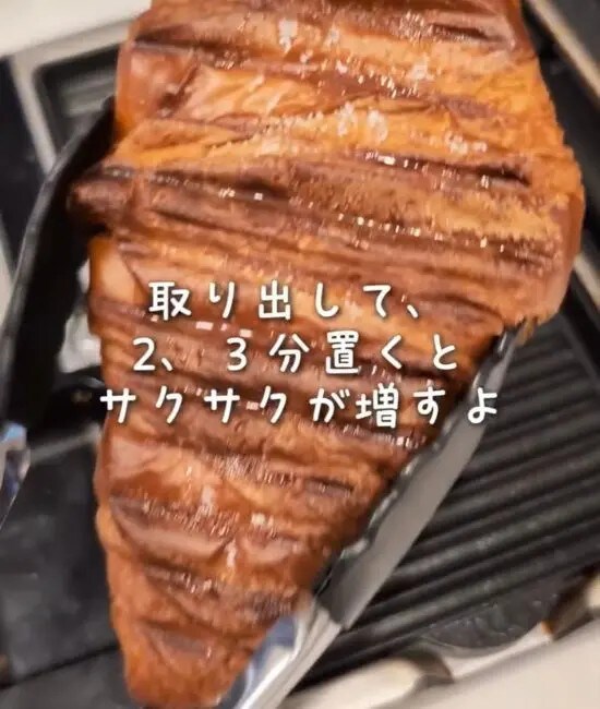 砂糖をのせて再加熱しているクロワッサン