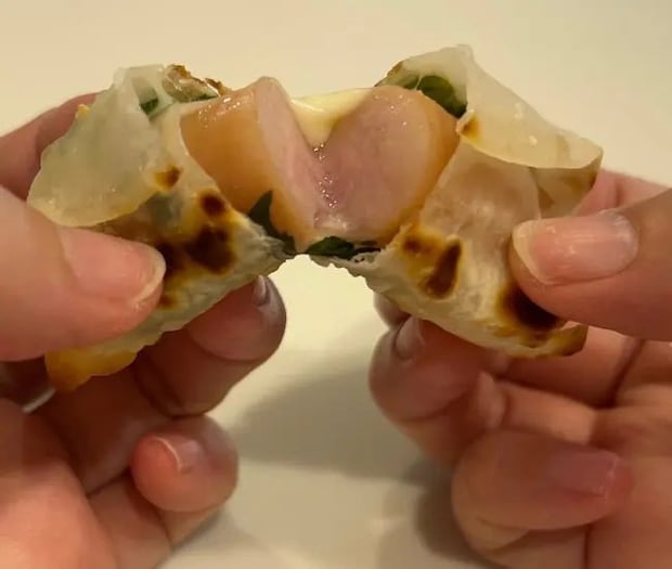 完成した餃子の皮巻きソーセージ（撮影：grapeフード編集部）