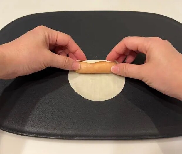 ソーセージを餃子の皮で巻いている様子（撮影：grapeフード編集部）