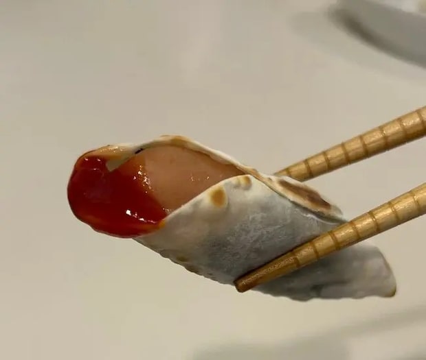 ケチャップをディップして食べている様子（撮影：grapeフード編集部）