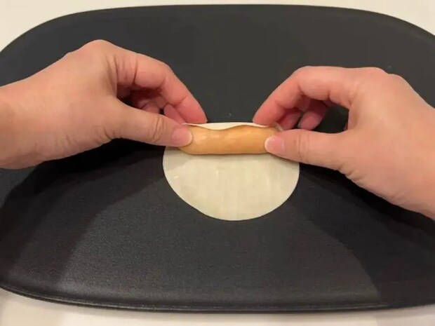 餃子の皮でソーセージを巻いて5分 完成した姿に「見事に大化け」「ビールが消えるぞ」
