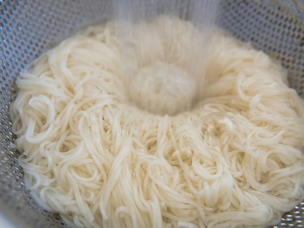 そうめんを器に盛るなら…　少しの工夫に「早く知りたかった」「ずっとコレにする」【麺の裏技4選】