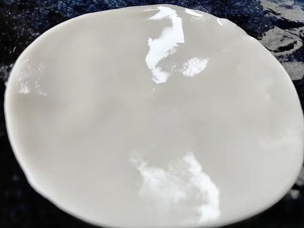 餃子の皮に水を塗った画像（撮影：エニママ）