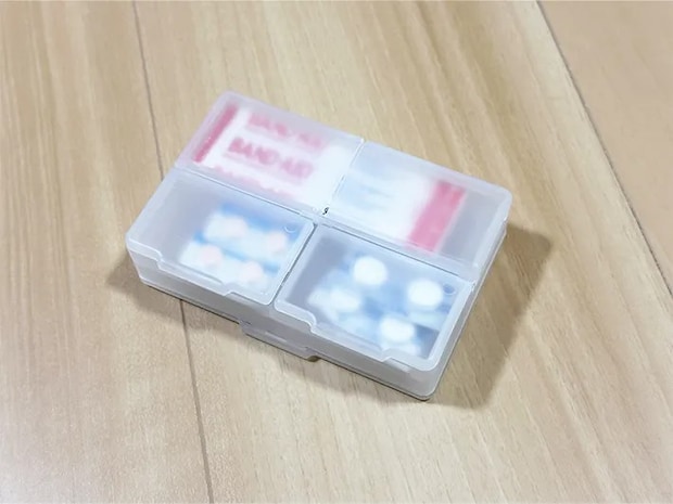 『両面収納小物ケース』に小物を入れている画像（撮影：grapeライフハック編集部）