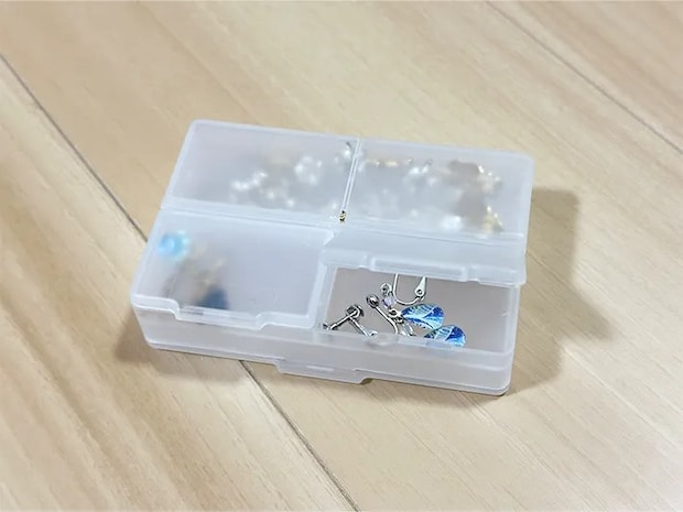 『両面収納小物ケース』に小物を入れている画像（撮影：grapeライフハック編集部）