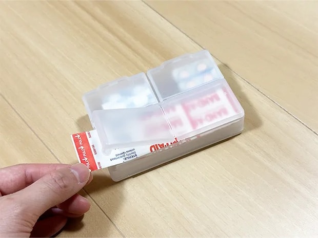 『両面収納小物ケース』に小物を入れている画像（撮影：grapeライフハック編集部）