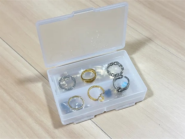 『両面収納小物ケース』に小物を入れている画像（撮影：grapeライフハック編集部）