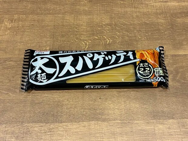 机に置かれた乾燥パスタの袋の写真（撮影：grapeライフハック編集部）