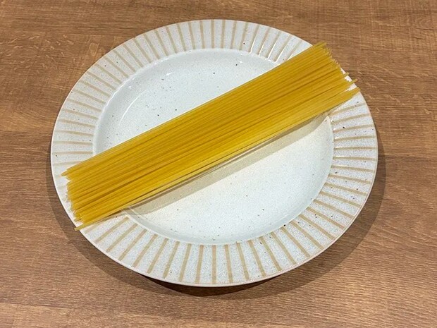 皿に乗せた乾燥パスタの写真（撮影：grapeライフハック編集部）